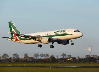 Alitalia “dimentica” tutta la notte 80 passeggeri a Malpensa