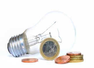 La stangata sulla luce: dal 1° gennaio chi consuma meno paga di più
