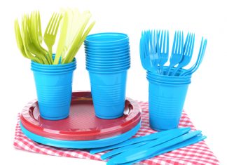 Bloccate 1,5 milioni di stoviglie di plastica: “Non conformi per uso alimentare” PLASTICA