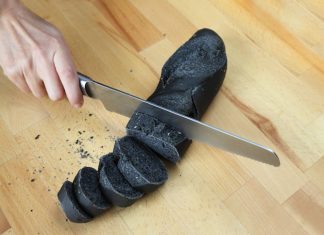Pane nero: carbone vegetale come colorante? “Quanto basta” dice la legge