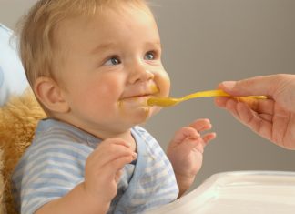 Il Parlamento Ue contro la Commissione: “Meno zucchero nel baby food”
