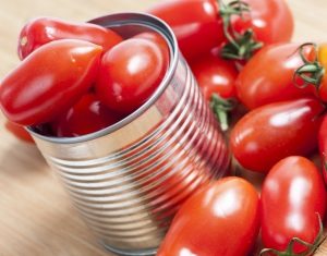 Caporalato, l’azienda forniva pomodori a Mutti e Cirio. Martina: “Via a tavolo su trasparenza”
