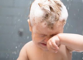 Salviettine e saponi per bebè: “Troppe sostanze dannose”