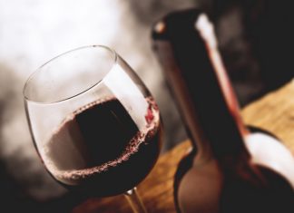 Nutri-score, l’ideatore vuole il bollino nero per il vino. E stavolta i francesi si incazzano VINO NUTRISCORE