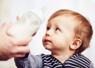 Latte in polvere, Oms e Unicef: i governi non fanno abbastanza contro le fake news latte