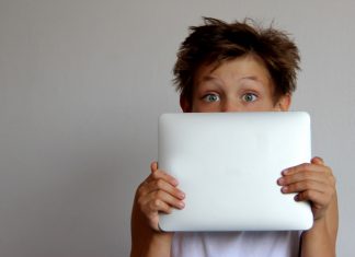 Bambini, ecco i segnali per capire se c’è dipendenza da tablet
