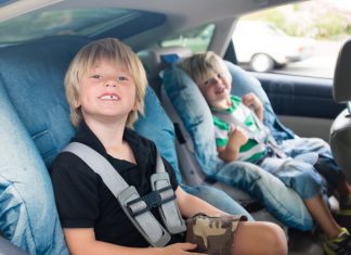 Seggiolini auto, nuove norme e multe più salate