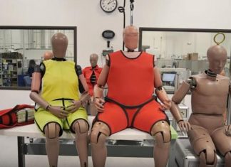 Crash test, nuovi manichini: un obeso e una donna anziana
