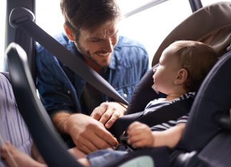 Seggiolini auto, solo 1 famiglia su 5 li usa. 10 consigli per viaggiare con i bambini