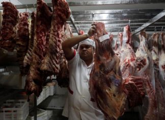 “Vietare i subappalti nella filiera della carne”. Dal Parlamento Ue la richiesta anti-sfruttamento macelli