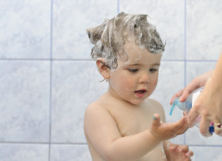 Interferenti endocrini nello shampo, lo studio: 54 contaminanti su ogni bambino