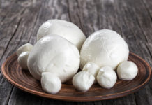 Dentro o fuori dal frigo? Lo studio che spiega come cambia la mozzarella di bufala
