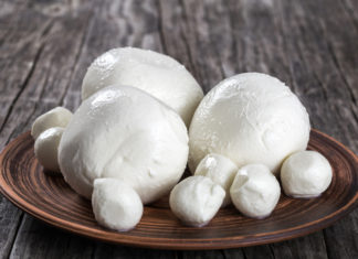 Dentro o fuori dal frigo? Lo studio che spiega come cambia la mozzarella di bufala