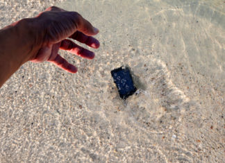 iPhone resistenti all’acqua? Mica tanto. Stangata Antitrust ad Apple