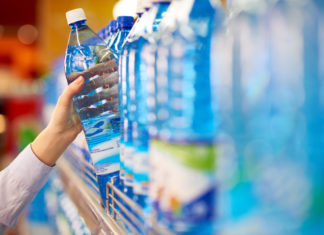 Trattamenti non ammessi per l’acqua in bottiglia: scandalo in Francia ACQUA BOTTIGLIA TRATTAMENTI