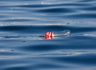 Coca-Cola, la multinazionale della plastica “usa e getta”