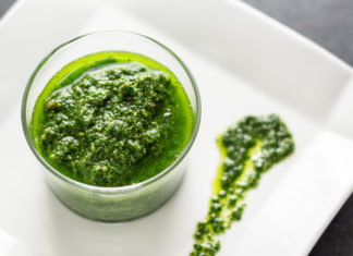 Basilico, parmigiano, pesticidi e oli minerali. Il test boccia i big del pesto