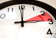 Questa notte torna l’ora solare: lancette indietro di un’ora. Ma ha ancora senso cambiare orario due volte l’anno?