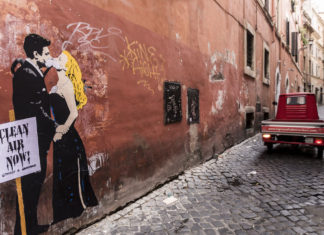 Stop diesel: Greenpeace anima i muri di Roma con Totti, la Loren e il Papa