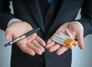 Trump: “Vieteremo le e-cig aromatizzate”, ma le autorità Ue alzano gli scudi sigarette elettroniche