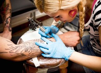 Dal 4 gennaio vietati i tatuaggi a colori in tutta Europa