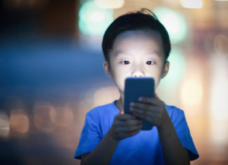 Smartphone, i pediatri italiani: mai darli ai bambini sotto i due anni
