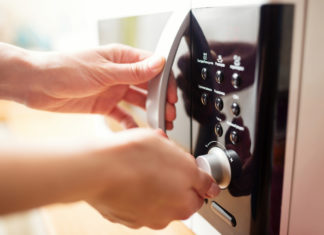 Microonde, 8 consigli per farlo durare più a lungo