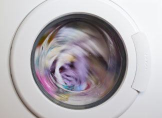 Usa, muffe e batteri nelle lavatrici: class action contro Electrolux