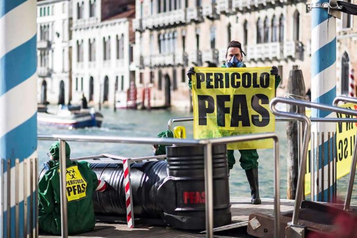 Greenpeace activists in Venice against pollution from Pfas pfas