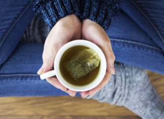 Benessere, detox, persino…anticancro. Il rapporto che svela tè e infusi con i trucchi in etichetta