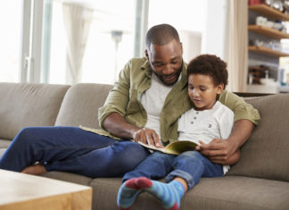Leggere con i figli fa bene a entrambi. Nei bimbi migliora comportamento e emotività