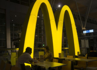 Fanno pubblicità al McDonald’s ma non rispettano le regole, Unc segnala gli influencer