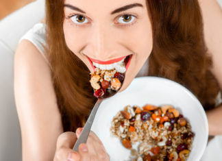 Proteine a cena, frutta secca a merenda… facciamo le pulci ai miti alimentari del momento