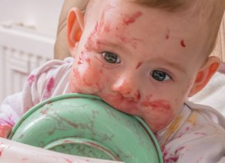 I pediatri Usa: niente insaccati in gravidanza e contenitori di plastica per il cibo per bambini