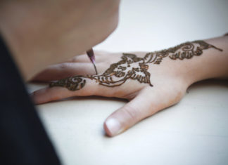 Tatuaggio all’henné per le vacanze? Non è un gioco, occhio ai rischi