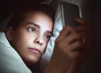 Lo studio rivela: La luce di smartphone, tablet e pc danneggia la retina