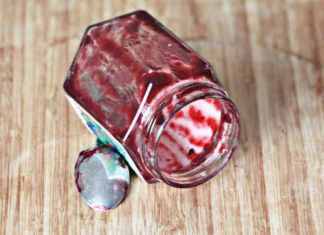 Con le mani nella marmellata: così le industrie nascondono lo zucchero
