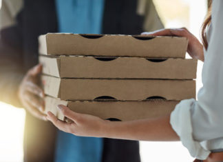 Cartoni per la pizza al bisfenolo, gli spagnoli: “Li acquistiamo in Italia”
