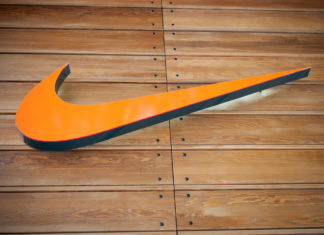 Antitrust Ue multa Nike: “Limitava la vendita di maglie della Roma e dell’Inter”