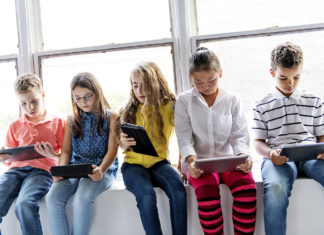 Francia, il dibattito sui dispositivi digitali a scuola, gli scienziati: “Pochi dati sulle conseguenze”