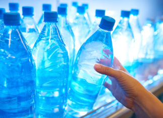 Ogni anno ingeriamo 50mila microplastiche. L’acqua in bottiglia è la prima fonte acque