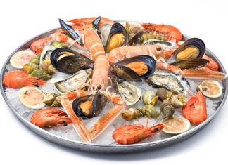 Pesce e frutti di mare crudi, le regole per non rischiare