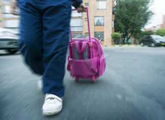 Contrordine: anche lo zaino-trolley fa male alla schiena dei bambini