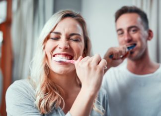Basta un giorno senza lavarsi i denti per avere problemi alle gengive
