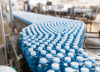 Plastica: tuo il danno, tua la colpa. Così le aziende se ne lavano le mani