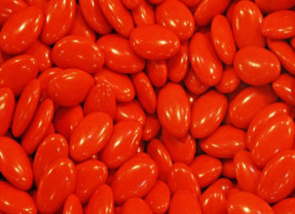 Richiamati confetti Pelino alla mandorla rossi: colorante in eccesso