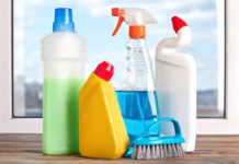 Pulizia di casa, tutti i rischi dei disinfettanti antimicrobici