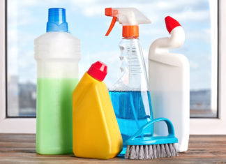 Pulizia di casa, tutti i rischi dei disinfettanti antimicrobici