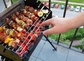 Come fare un barbecue senza fumo sul terrazzo