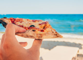 I cibi sì e quelli da non portare in spiaggia (o da non mangiare quando fa caldo)